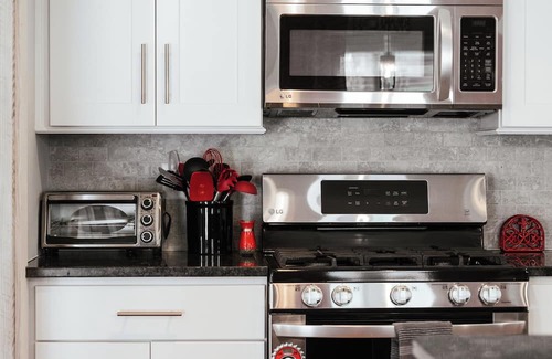 Athens House | Dawgwood Den- Walk to Sanford Stadium & 5 Points Athens!