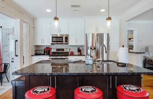 Athens House | Dawgwood Den- Walk to Sanford Stadium & 5 Points Athens!