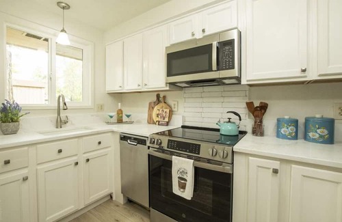Western House | Cozy 2-bedroom townhome in charming Eugene with pool area.
