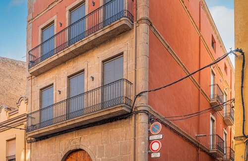 Balaguer Apartment | Bed and Breakfast 'Habitació' with Shared Terrace, Wi-Fi and Air Conditioning