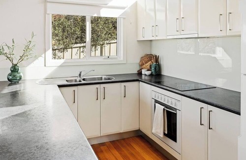 Hobart Central Business District Cottage | Nielsen Cottage Serene River Views near Hobart CBD