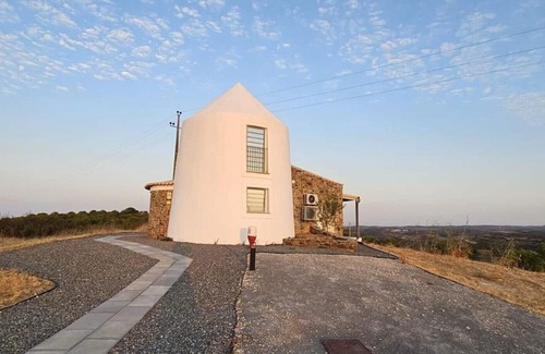 Alcoutim House | Country House 'Moinho' with Mountain View, Wi-Fi, and Air Conditioning