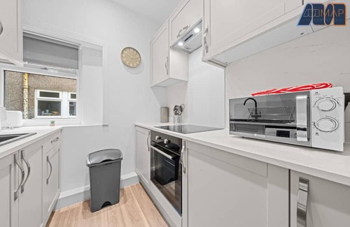 Cardonald House | Glasgow 3BR House w/Parking