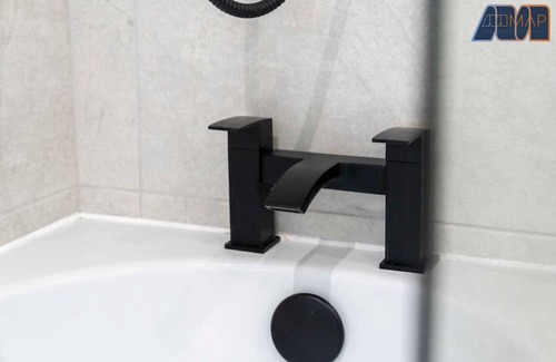 Cardonald House | Glasgow 3BR House w/Parking