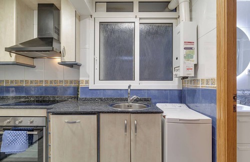 Collblanc y La Torrassa Apartment | Bright and Spacious 2-Bedroom Apartment Steps from Florida Metro (Red Line).