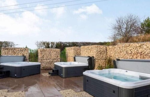 Kneesall House | Sherwood Hideaway is a stunning, exclusive-use celebration house nestled in the heart of Sherwood Forest. Designed with unforgettable group experiences in mind.