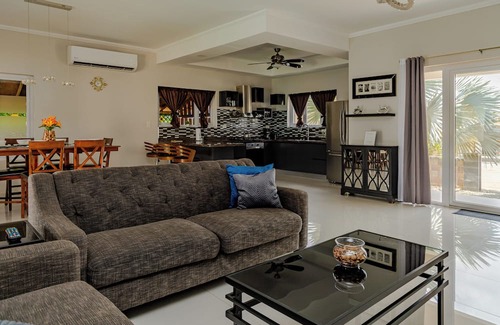 Paradera House | 7 minutes to Beautiful beaches, Newly Renovated Luxury Home