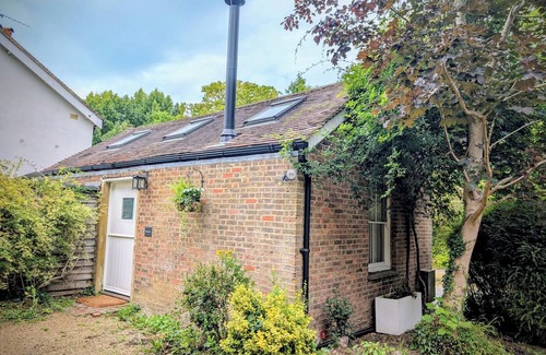 Leatherhead Apartment | Stylish 1BD Cottage with Fireplace | Parking