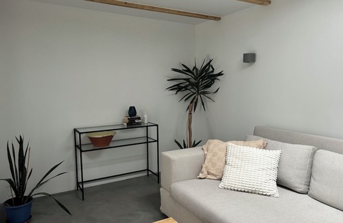 Unterrath Apartment | Modern studio with en-suite bathroom & top connections