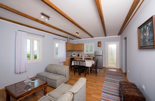 Sivros Apartment | Holiday Home 'Lovely' with Balcony, Wi-Fi and Air Conditioning