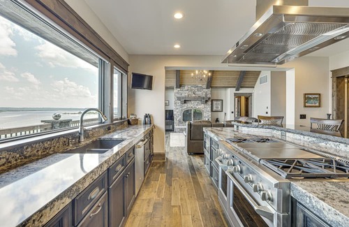 Peru House | River Views + Wraparound Deck: Dubuque Getaway