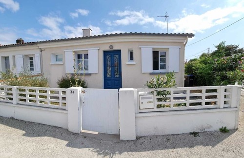 Port District Apartment | La Petit Alonnaise - Charming seaside house