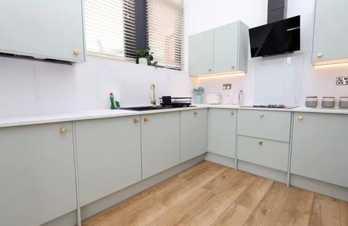 Saint Paul's Apartment | Modern spacious apartment with garden in heart of Bristol, perfect for long stay