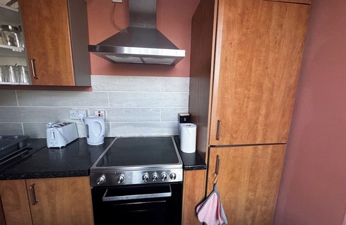 Ellemford Apartment | Spacious 4BR Home Near Edinburgh Airport and City Centre – Parking