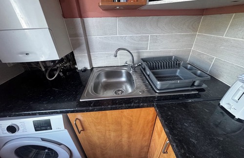 Ellemford Apartment | Spacious 4BR Home Near Edinburgh Airport and City Centre – Parking