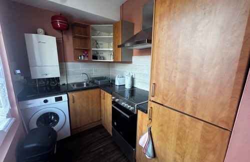 Ellemford Apartment | Spacious 4BR Home Near Edinburgh Airport and City Centre – Parking