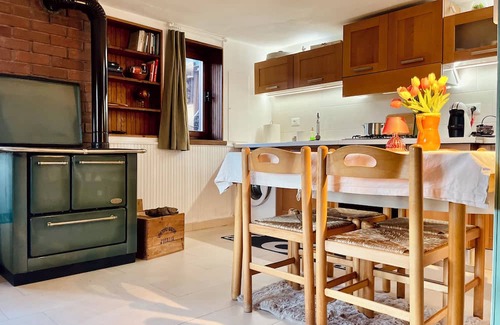 Bagnolo Piemonte House | House in the green, between peace and silence