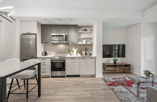 Harwood Apartment | Charming 2-bedroom suites in delightful Toronto with AC