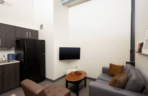Westown Apartment | Flexhome Cream City 2BR Apt - Just 3 Blocks to Fiserv with Gym and Parking