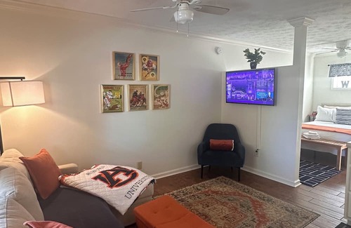 Auburn Apartment | War Eagle Retreat-Steps from Jordan-Hare and Downtown Auburn!