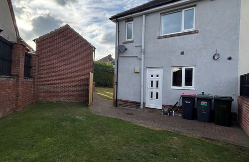 Hellaby Boat Rental | Hellaby House- minutes from the M1 & M18. Across from Hellaby Hotel-Pet friendly