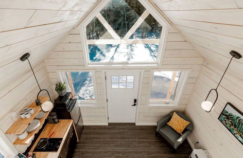 Chugiak Cabin | Gorgeous Tiny Cabin Placed in a Privileged Area in Anchorage, Alaska