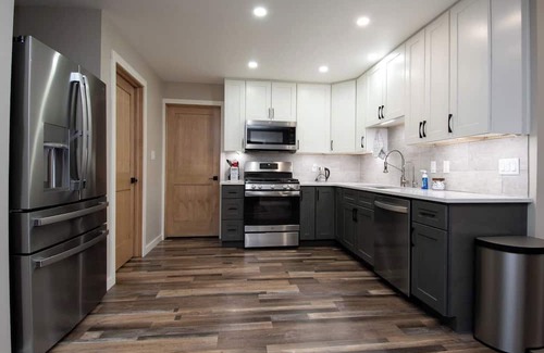 Yorkville House | Wooded Pickleball Retreat, Wildlife Viewing, Hot Tub, Fire Table, Pet Friendly