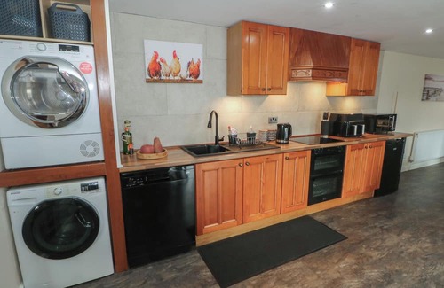 Leyland Cottage | POMPIAN LODGE, pet friendly, with a garden in Tarleton