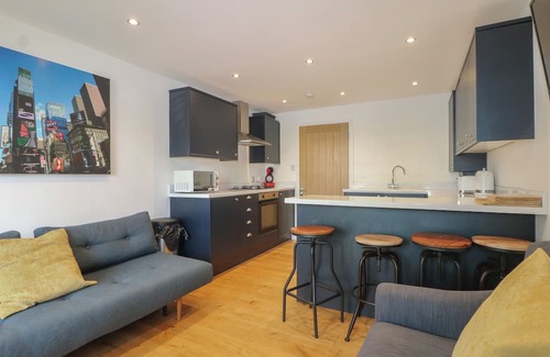 Felpham House | NO 1 THE CRICKETS, pet friendly, with a garden in Bognor Regis