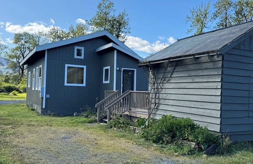 Womens Bay Cottage | Fabulous 1-bedroom w/Loft cottage in Kodiak