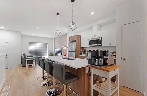 St. James House | Spacious new 3 Bedroom, sleeps 10, King Bed, 8min to YWG