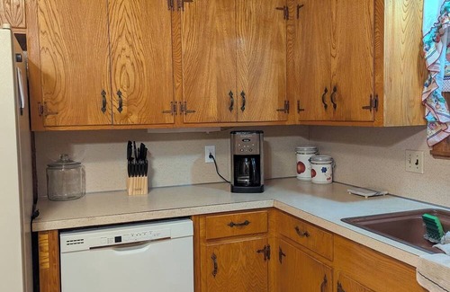 Silsbee House | Private Relaxing Escape - Cozy Jet Tub