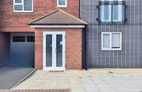 Liverpool House | Welcome to your perfect Liverpool getaway! Located on Marmaduke Street, this spacious 5-bedroom home offers comfort, style, and convenience. Enjoy two full bathrooms, a modern fully equipped kitchen, a bright and airy living/dining area, and a peacef