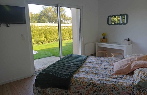 Le Lion-d'Angers Bed & Breakfast | Separate suite with whirlpool bath