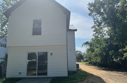 Eastlake House | Delightful 3-bedroom house with AC in Eastlake.