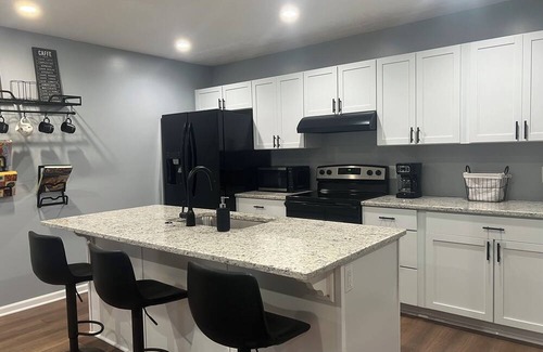 Eastlake House | Delightful 3-bedroom house with AC in Eastlake.