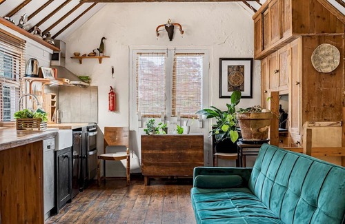 Harringay House | Pass the Keys | Cosy Flat, historic 1880 coach house, North London