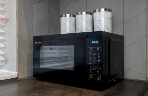 Leeds House | Pass the Keys | Eden Gardens – Couples’ Holiday Home with Parking!