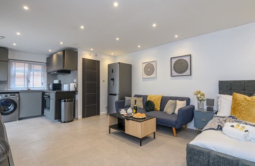 Leeds House | Pass the Keys | Eden Gardens – Couples’ Holiday Home with Parking!