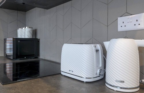 Leeds House | Pass the Keys | Eden Gardens – Couples’ Holiday Home with Parking!