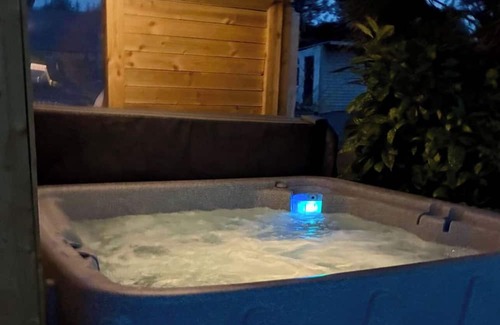 Shiplake House | Family-Pet Friendly-Sleeps 8-Hot Tub-Sauna