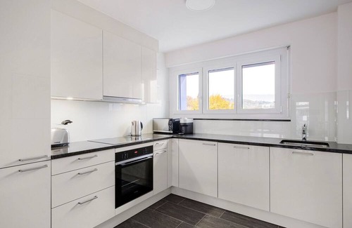 Dietikon District Apartment | Blueground | Dietikon, balcony, nr Park