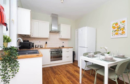 Grangemouth Apartment | 2Bed Upper Cottage Flat-On Street Parking