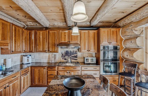 Hartland House | Hot Tub, Firepit, Mtn Views! | Spruce Moose Lodge