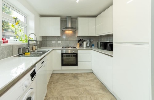 Tilehurst House | Pass the Keys | Bright House with Smart TV & Home Comforts