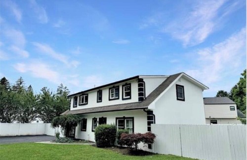 Hicksville House | Spacious 4-bedroom 2.5 bath colonial in Hicksville by Seema