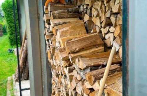 Klabbeek House | Vacation Home in Tubize with Garden and Jacuzzi