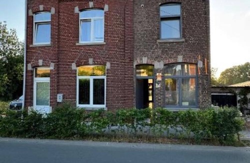 Klabbeek House | Vacation Home in Tubize with Garden and Jacuzzi