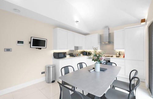 Chessington House | Modern Comfort 2-Bedroom, 2-Bathroom House