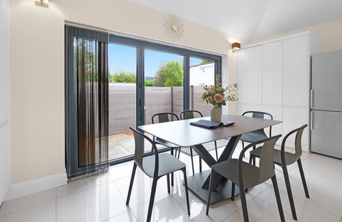 Chessington House | Modern Comfort 2-Bedroom, 2-Bathroom House